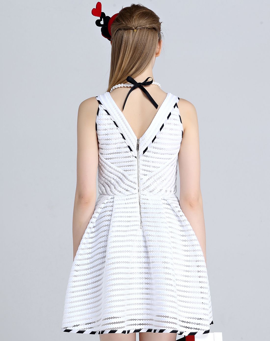 白色v字领连衣裙