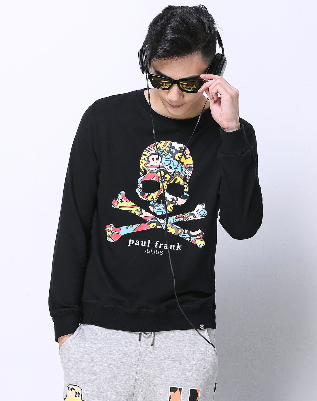 时尚潮品 男款黑色套头卫衣 舒适个性