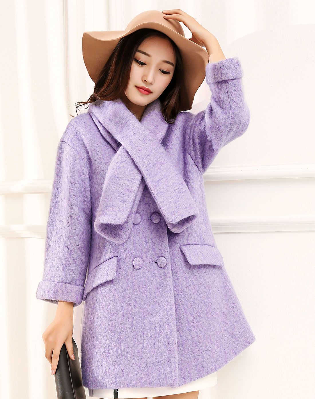 粉紫围巾领大衣