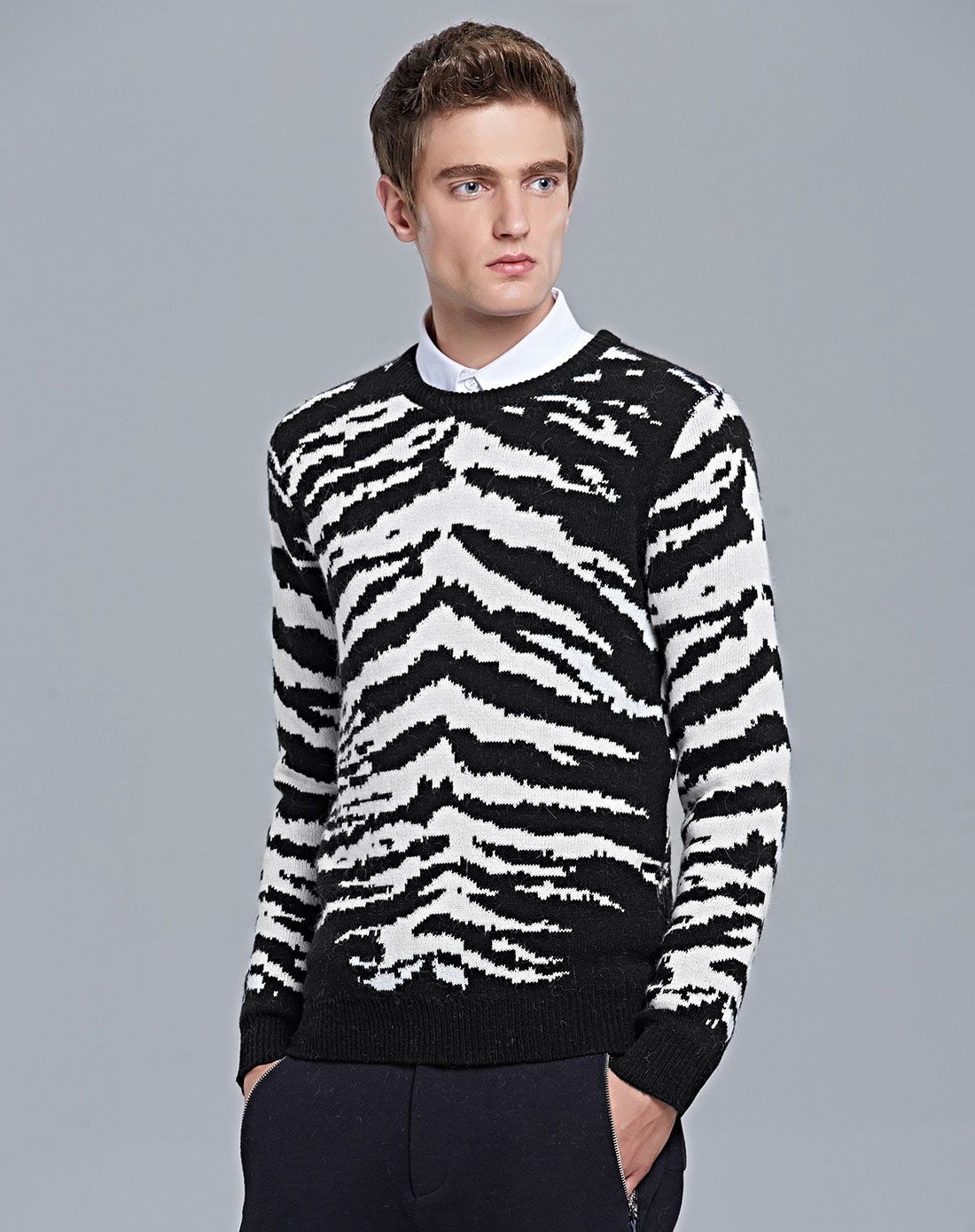 黑色黑白纹理满版套头毛衣