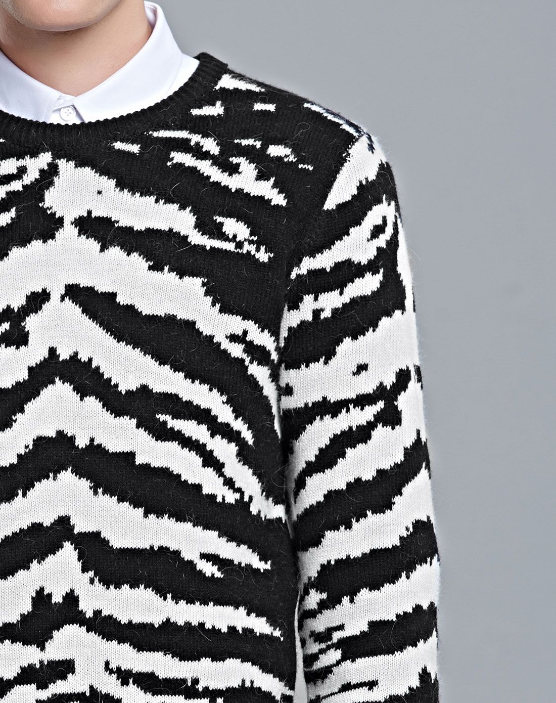 黑色黑白纹理满版套头毛衣