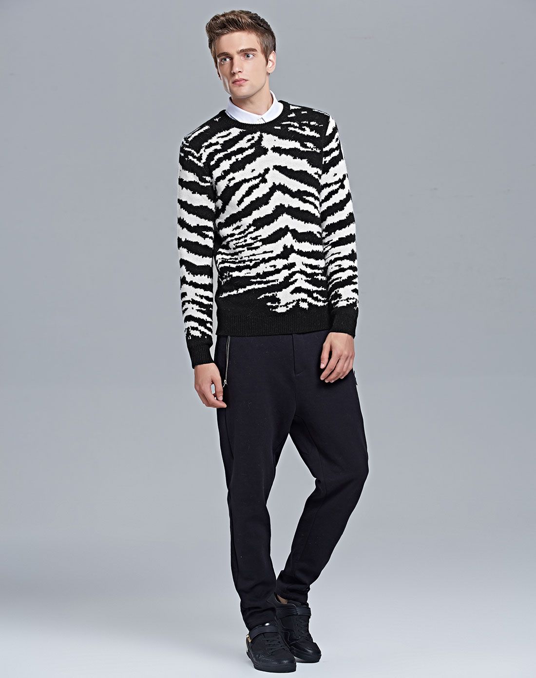 黑色黑白纹理满版套头毛衣