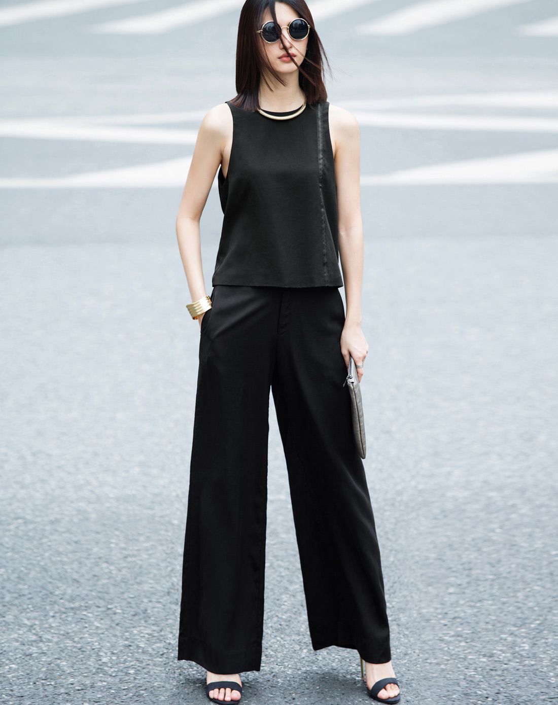 黑色无袖织带装饰背心