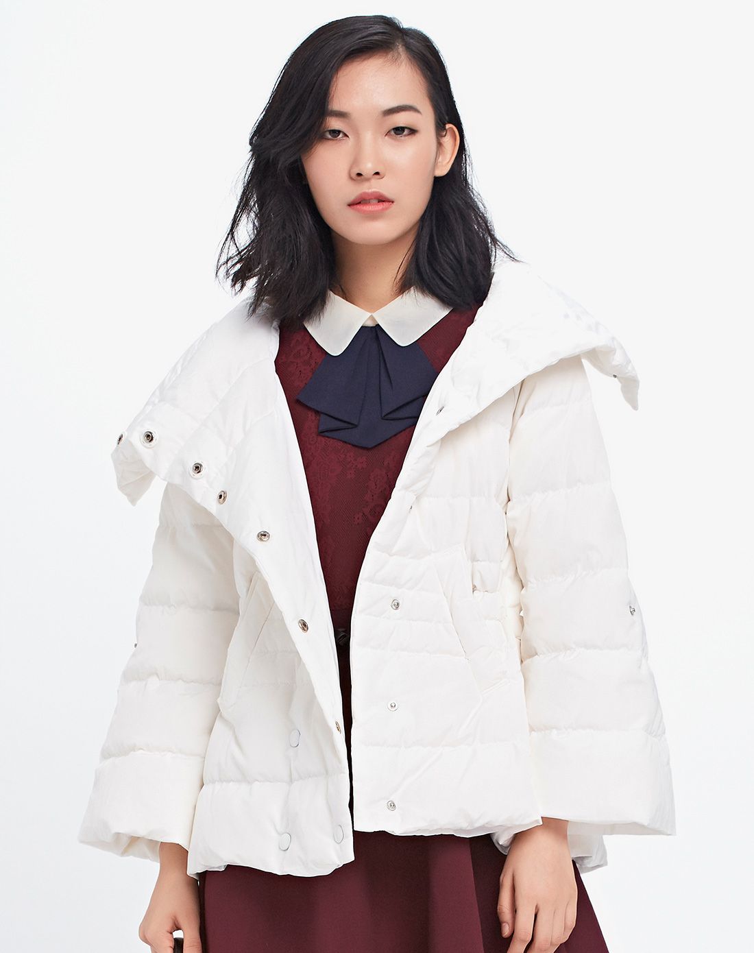 白色短款羽绒服