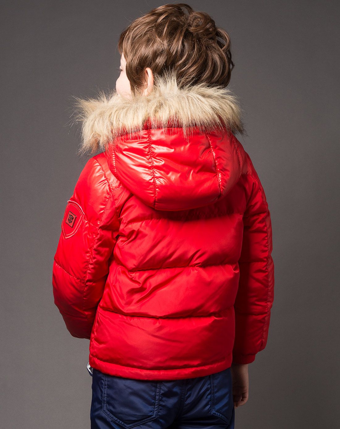 男童大红色羽绒服
