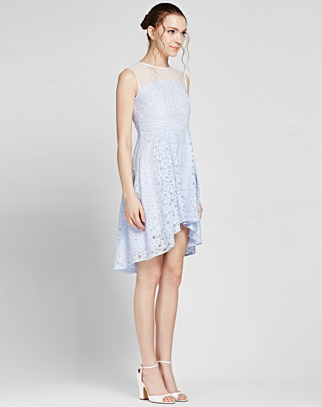 浅蓝色不规则波浪裙摆连衣裙