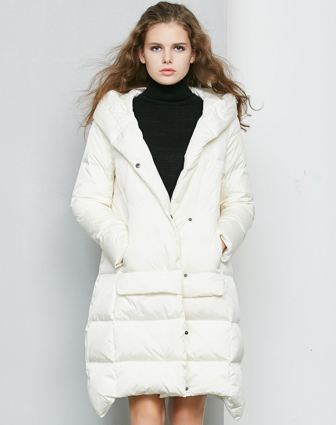 米白时尚连帽中长款羽绒服