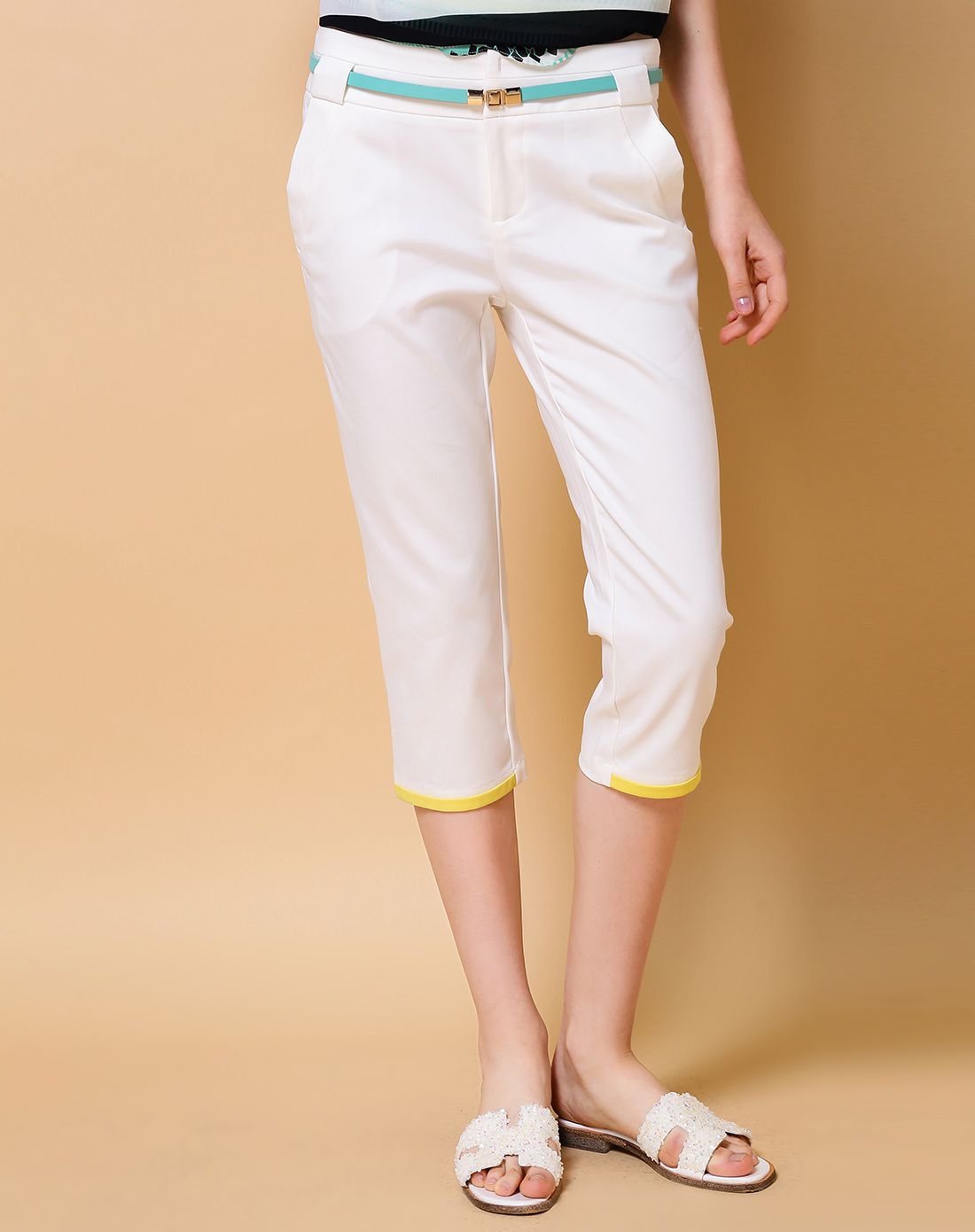 白色简约百搭七分裤