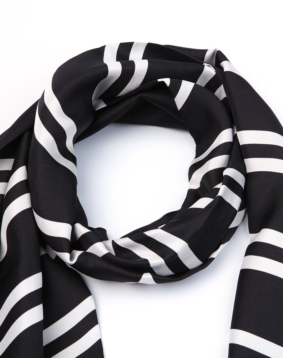 女黑白围巾