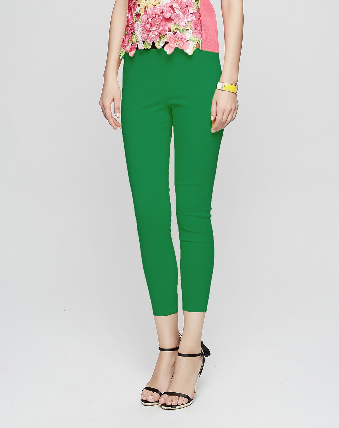 女绿色修身长裤