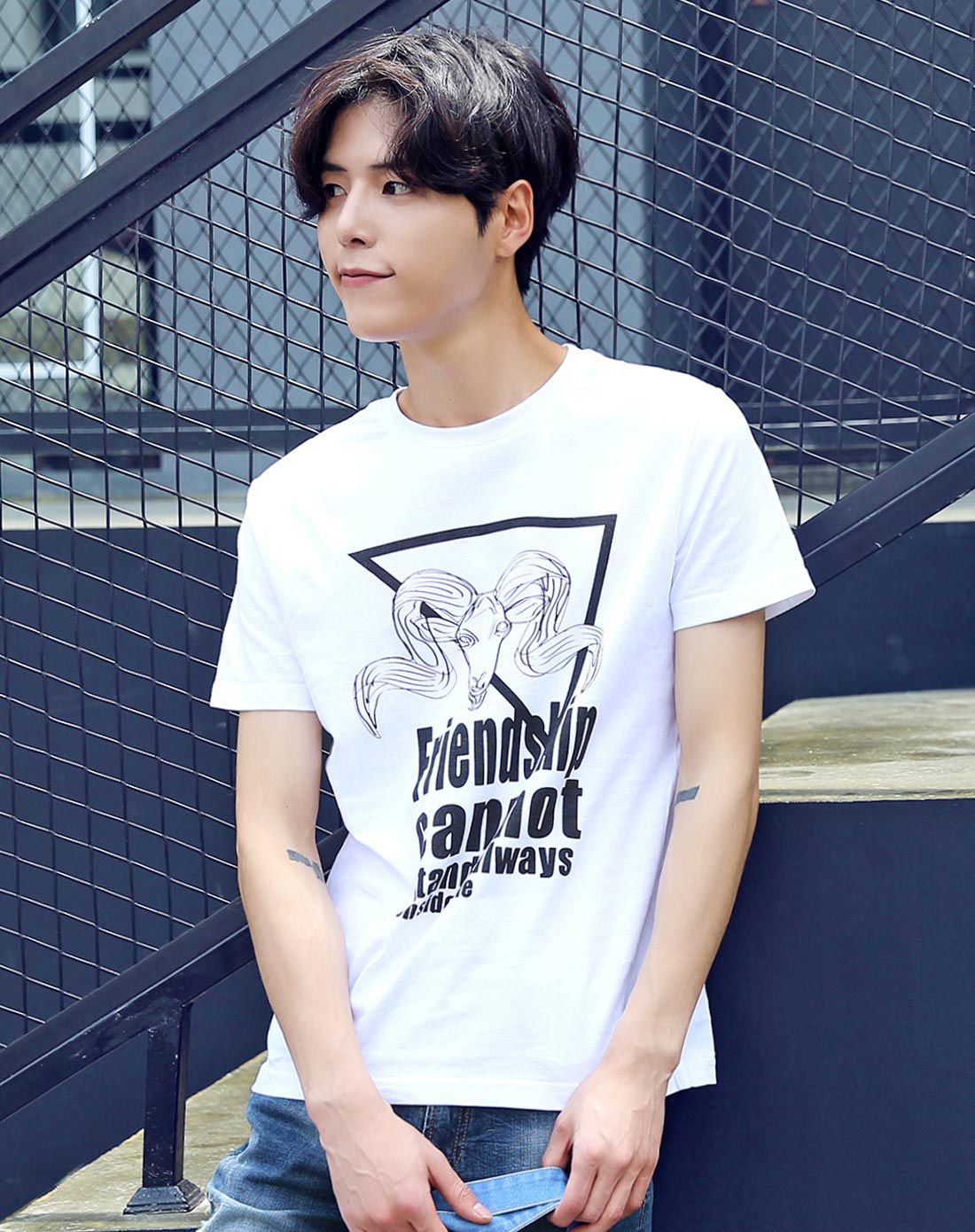 白色创意图案印花短袖t恤