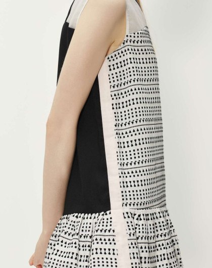 黑白色拼纱下摆打褶连衣裙