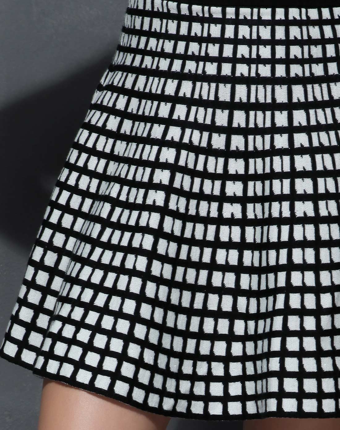 女装经典黑格纹波浪下摆舒适半裙