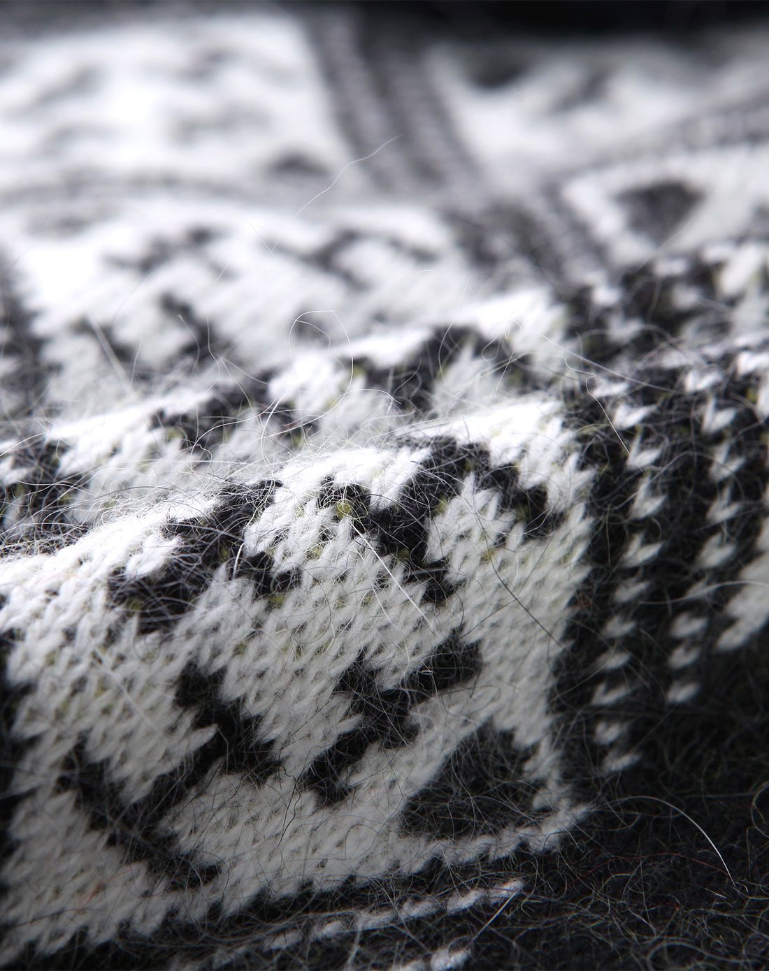 黑白绿提花长袖开衫毛衣