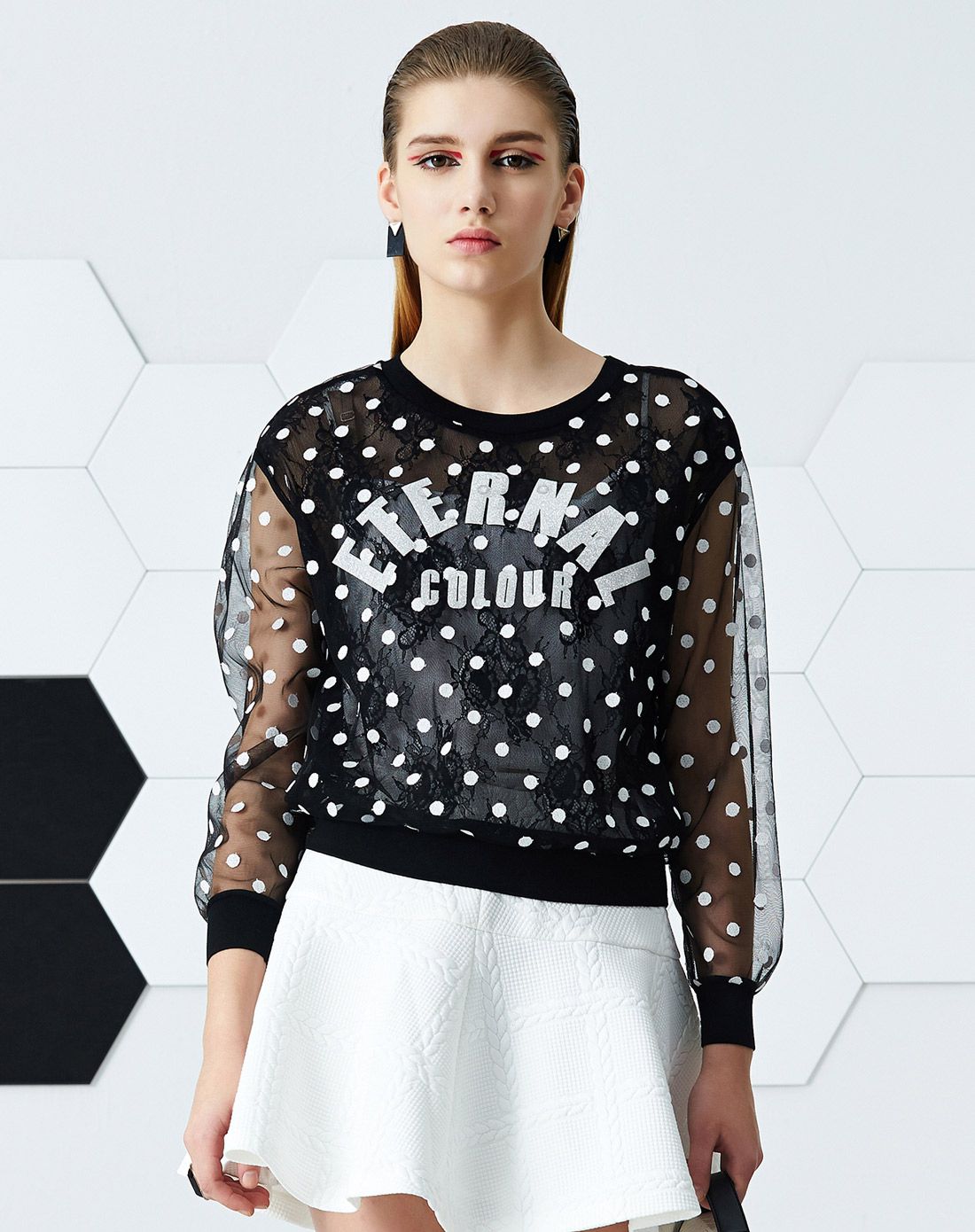 俏皮波点字母印花蕾丝叠透设计小衫