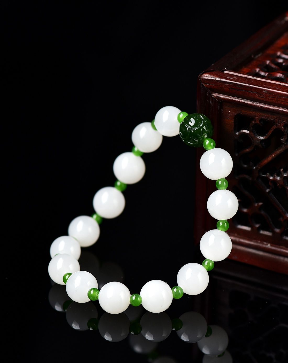 珠连璧合天然和田玉莲花手串