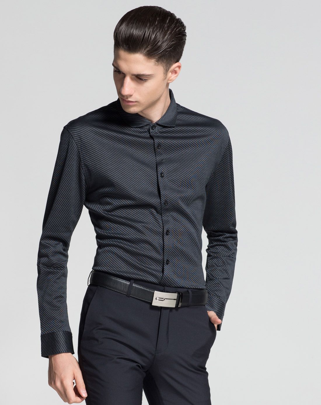 男款黑灰色斜纹衬衫