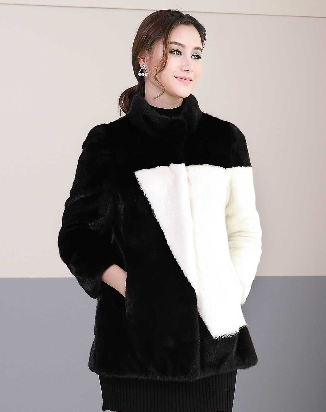 依奴珈水貂皮草女装外套黑白色块大衣