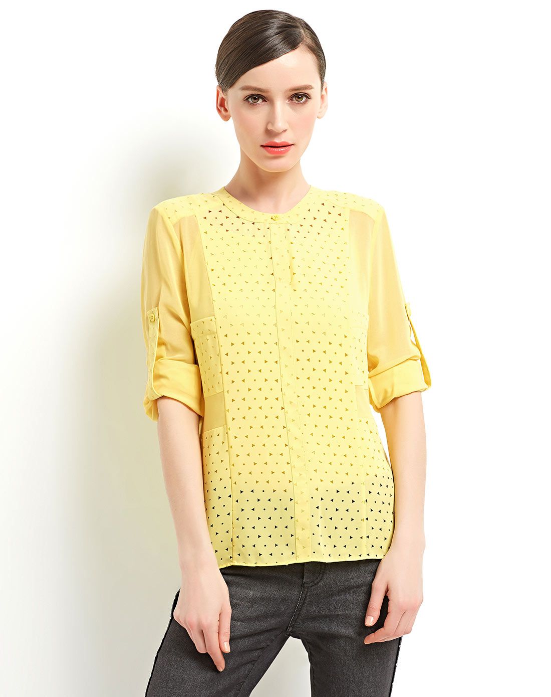 浅黄色三角图案镂空长袖上衣