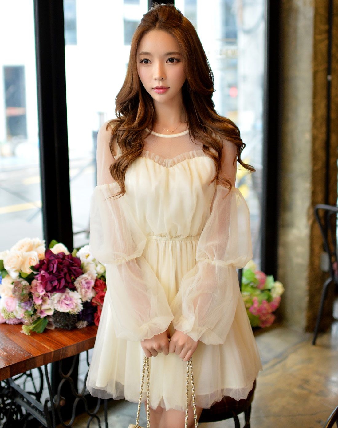 浅米色塔袖网纱连衣裙