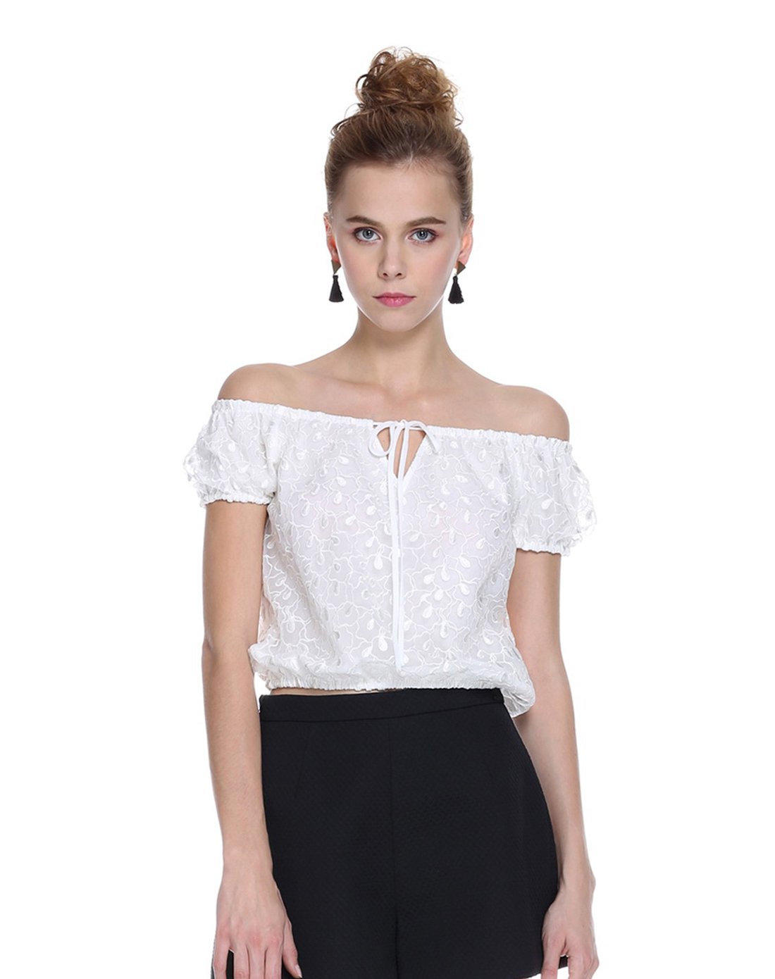 欧根纱绣花一字领泡泡袖短款衬衫