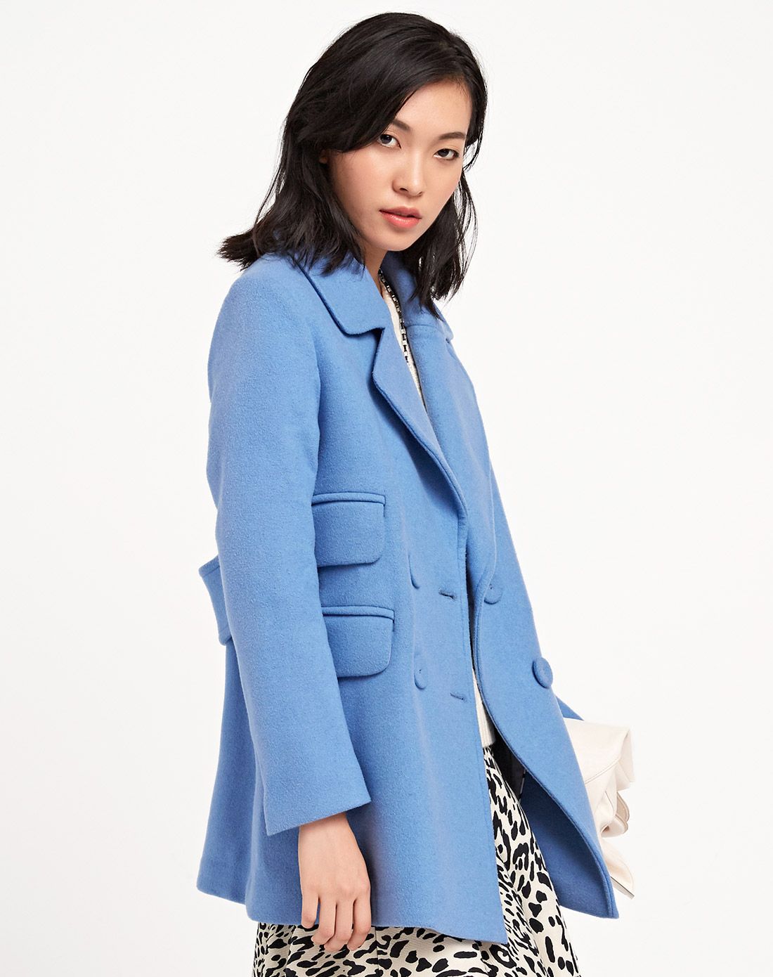 浅蓝色中长款呢料大衣
