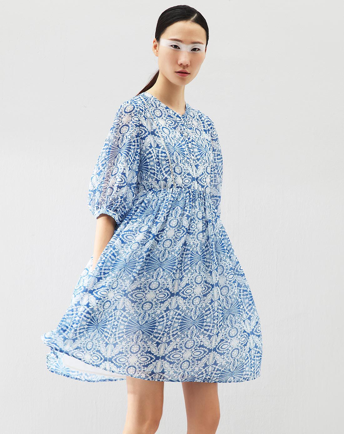 白底蓝花神秘部落印花a型连衣裙