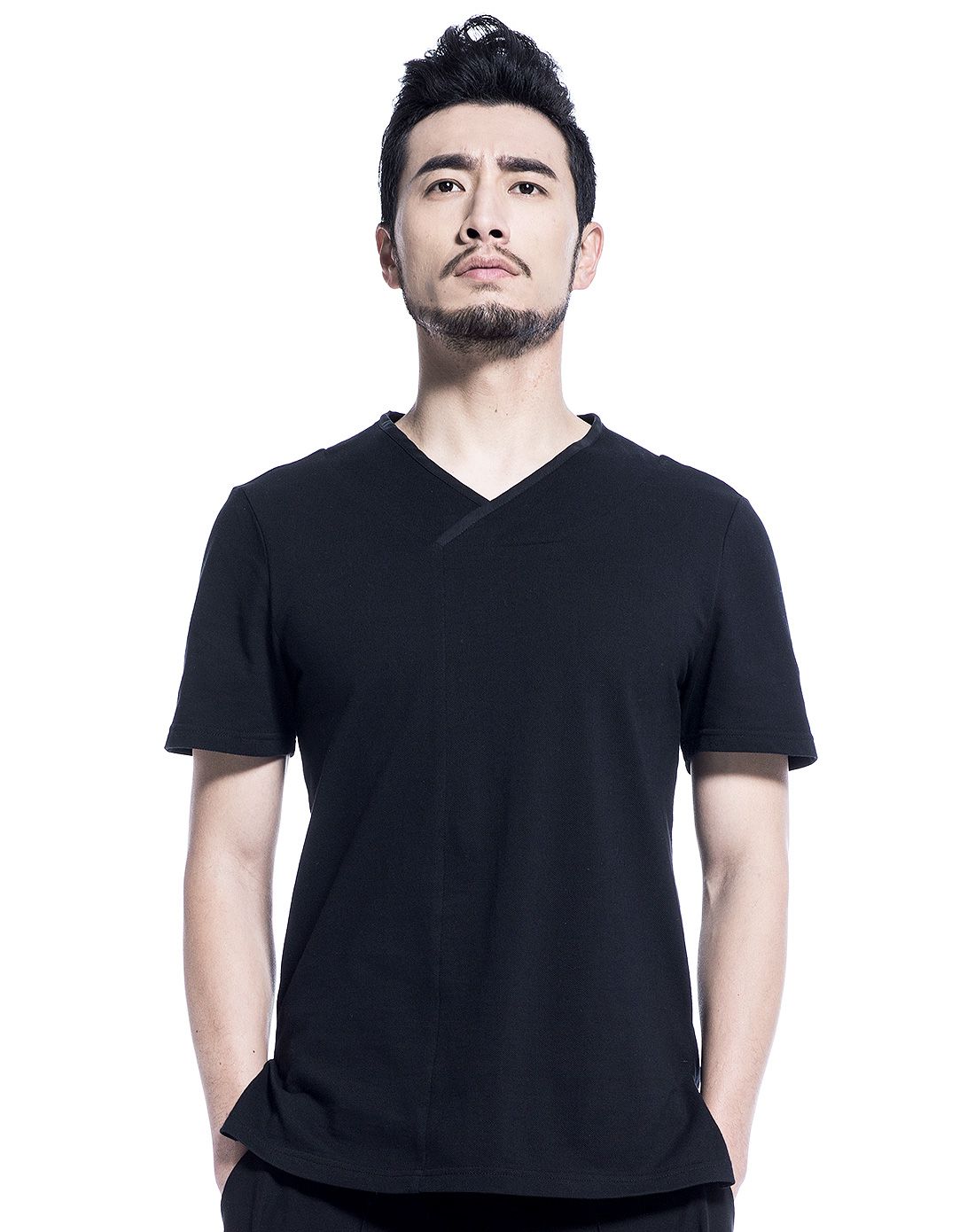 男士玄色刺绣t恤