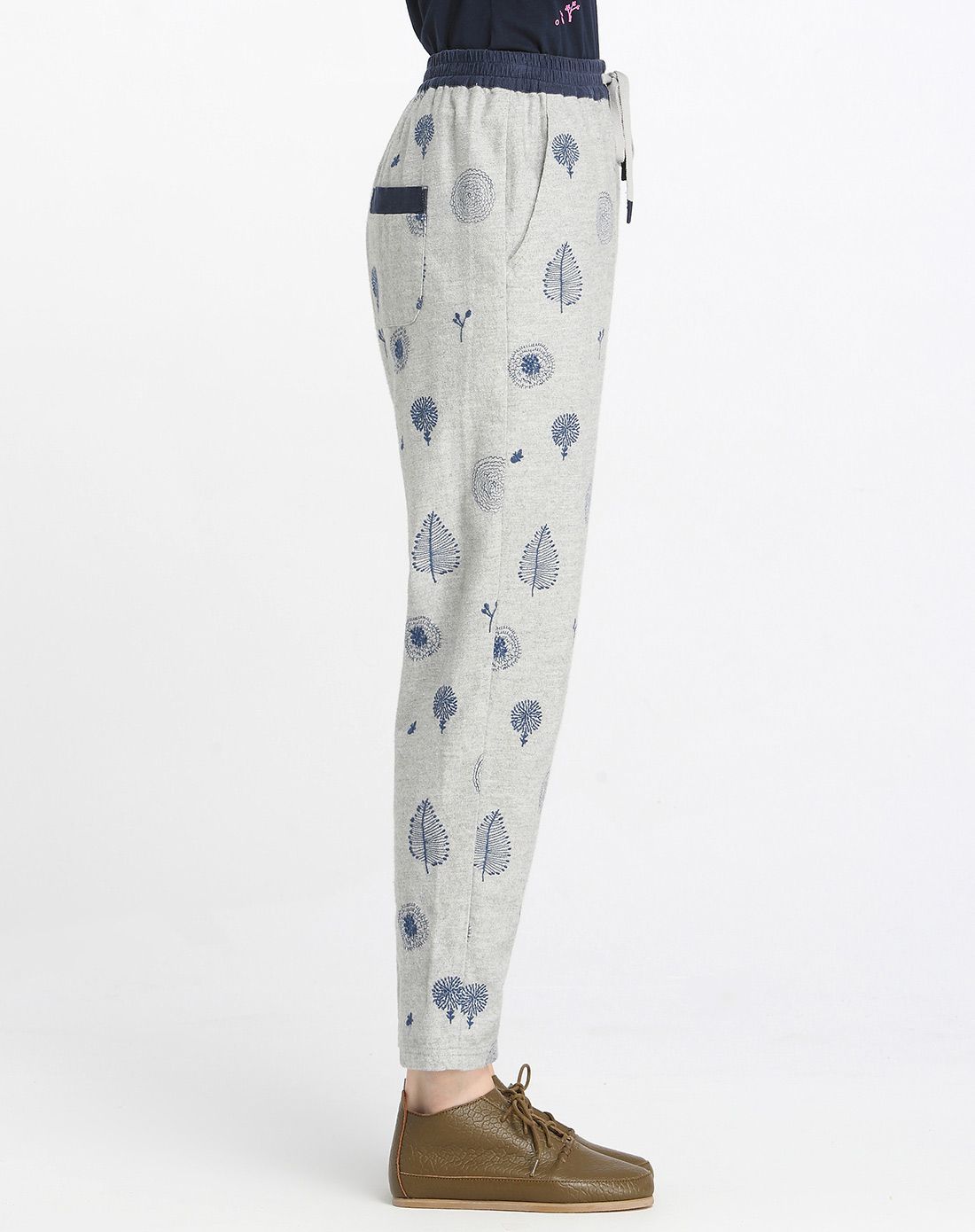 女款浅灰斜纹磨毛绣花裤子