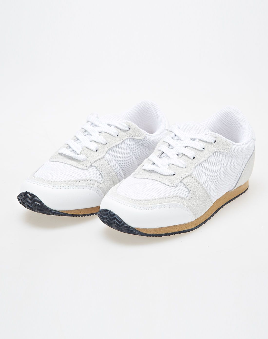 男童白色运动鞋