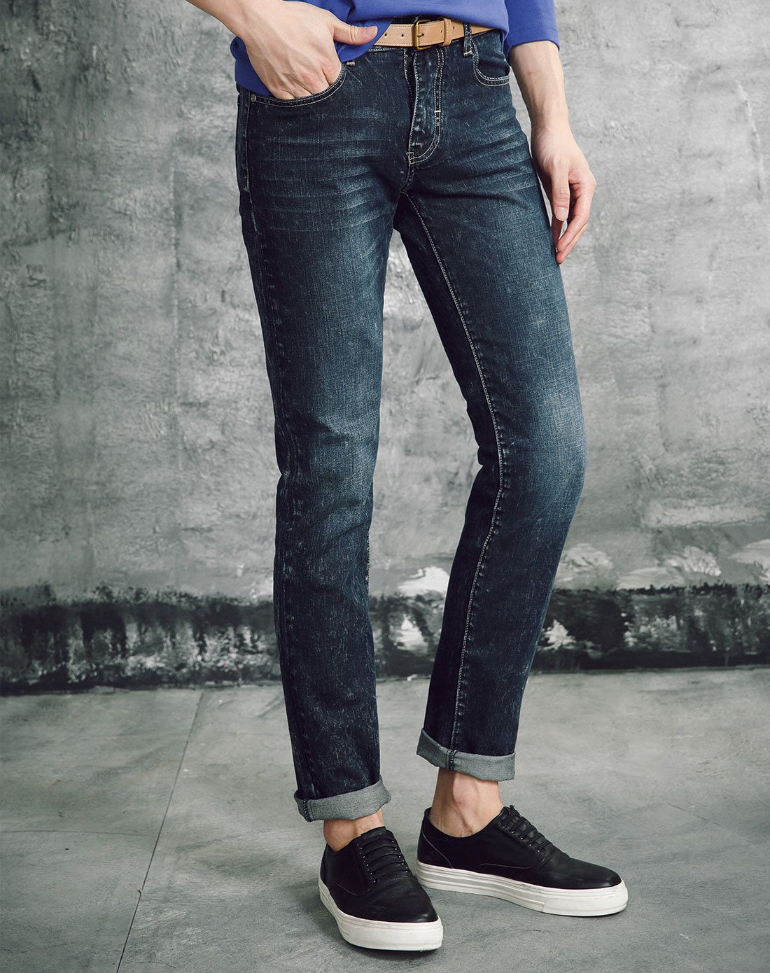 男款蓝黑时尚修身牛仔裤
