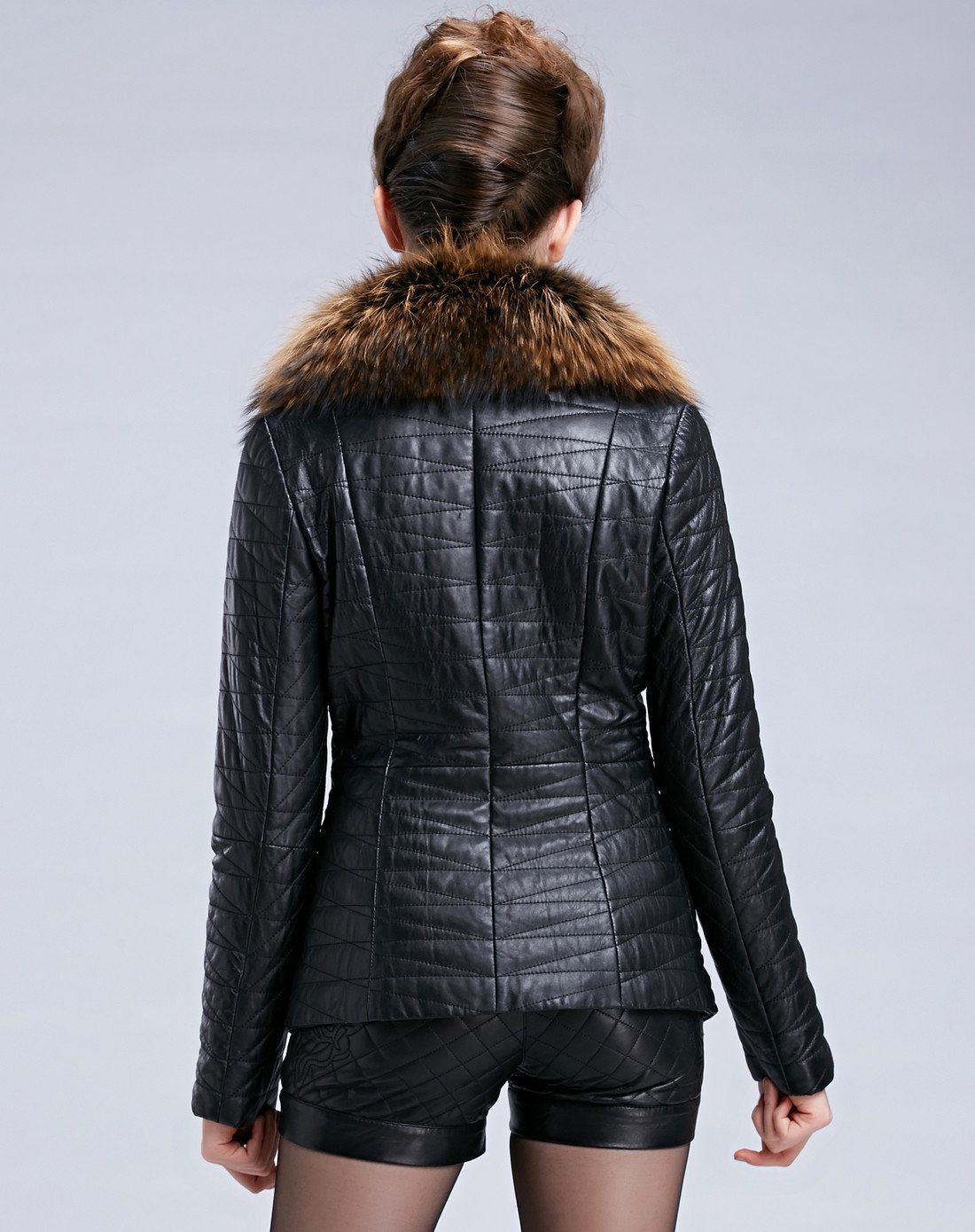 女款黑色貉子毛领绵羊皮皮衣