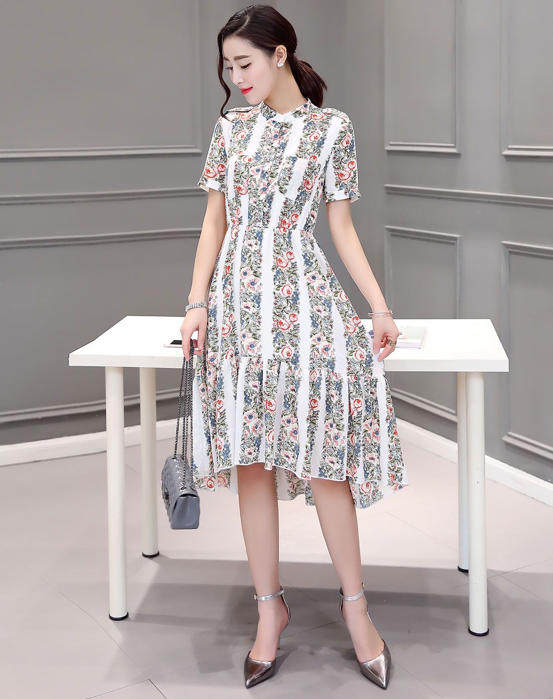 白色印花短袖碎花前开襟连衣裙