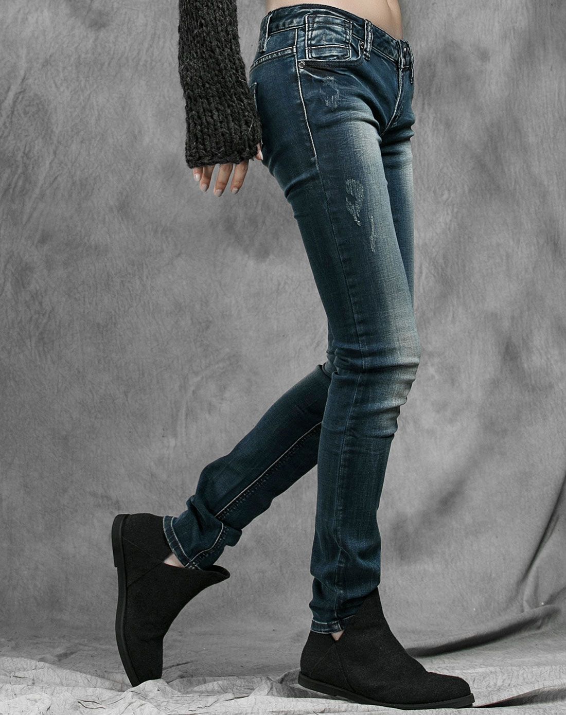 局部强水洗压褶牛仔裤