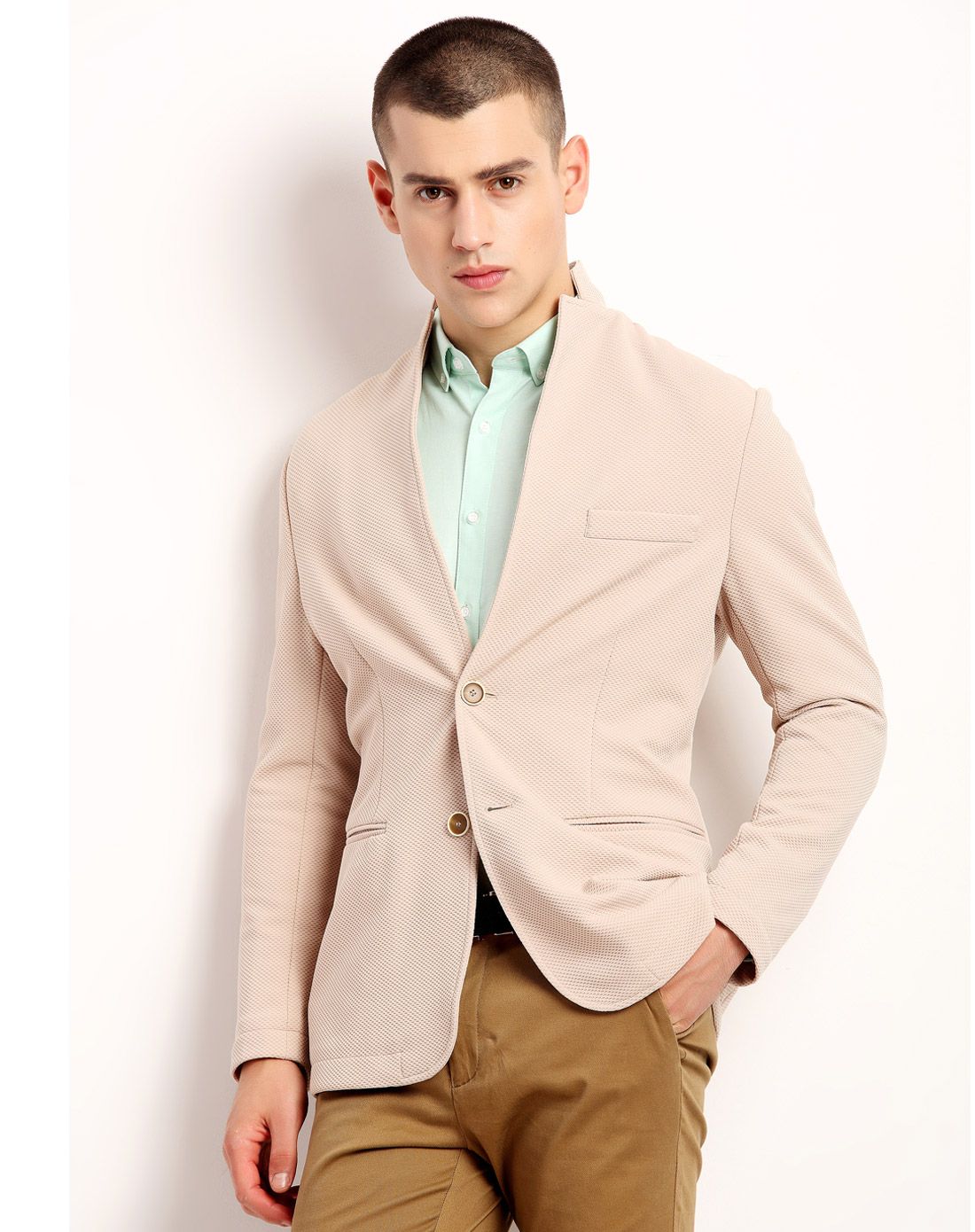 米色时尚休闲修身男西服