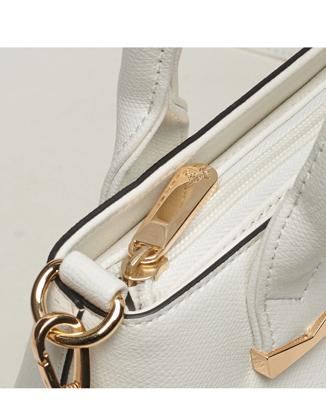 2016年新款达芙妮软面斜挎白色女手袋