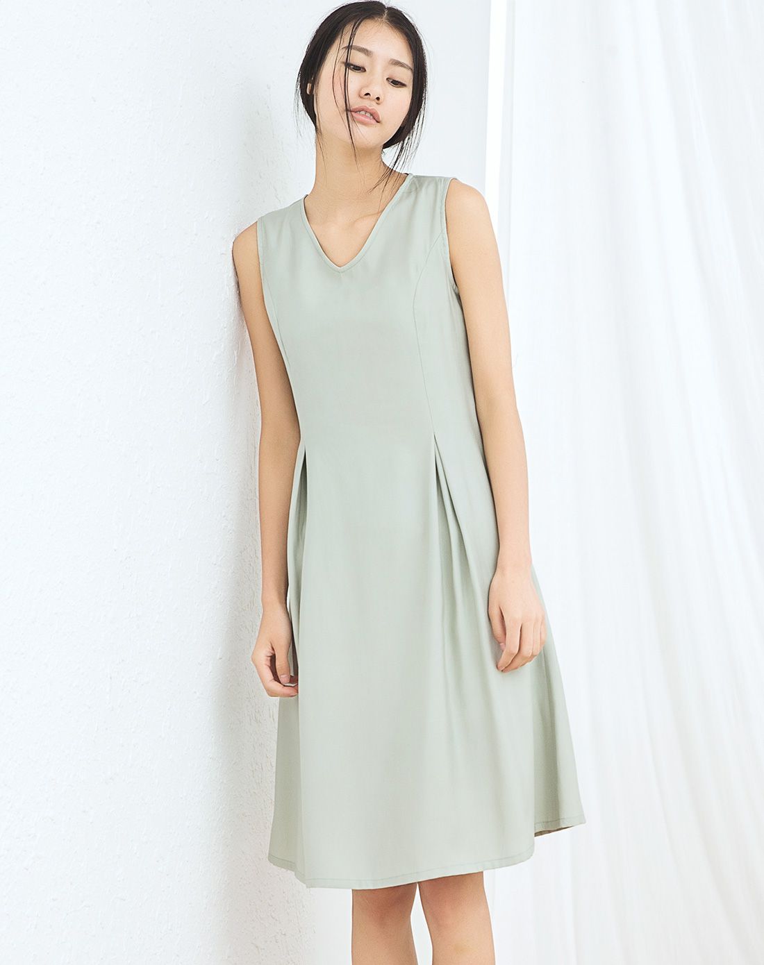 灰绿色v领显瘦连衣裙