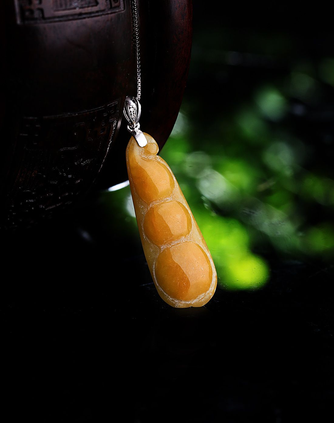 18k金钻石镶a货翡翠冰种黄翡富贵豆吊坠