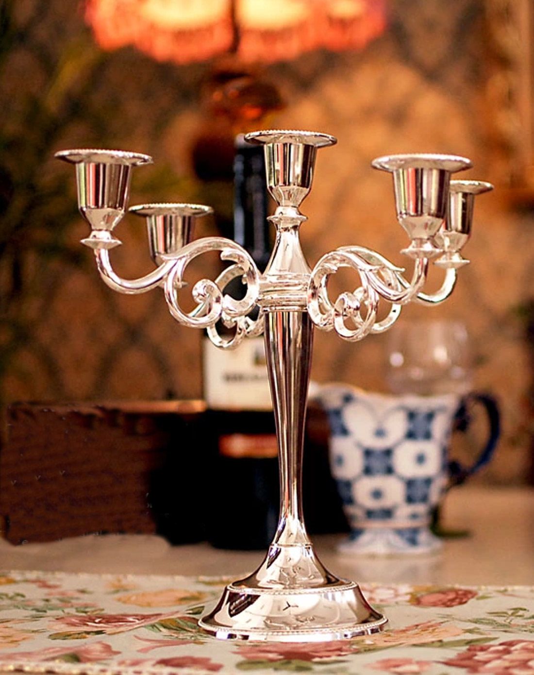 银色金属烛台摆件