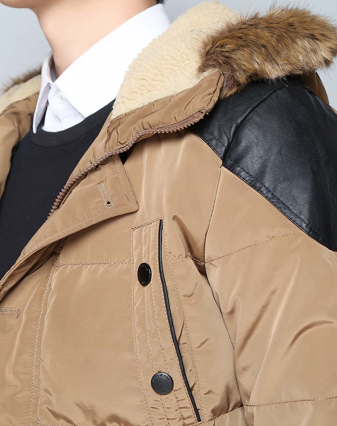 土褐色连帽潮流多袋长袖羽绒服