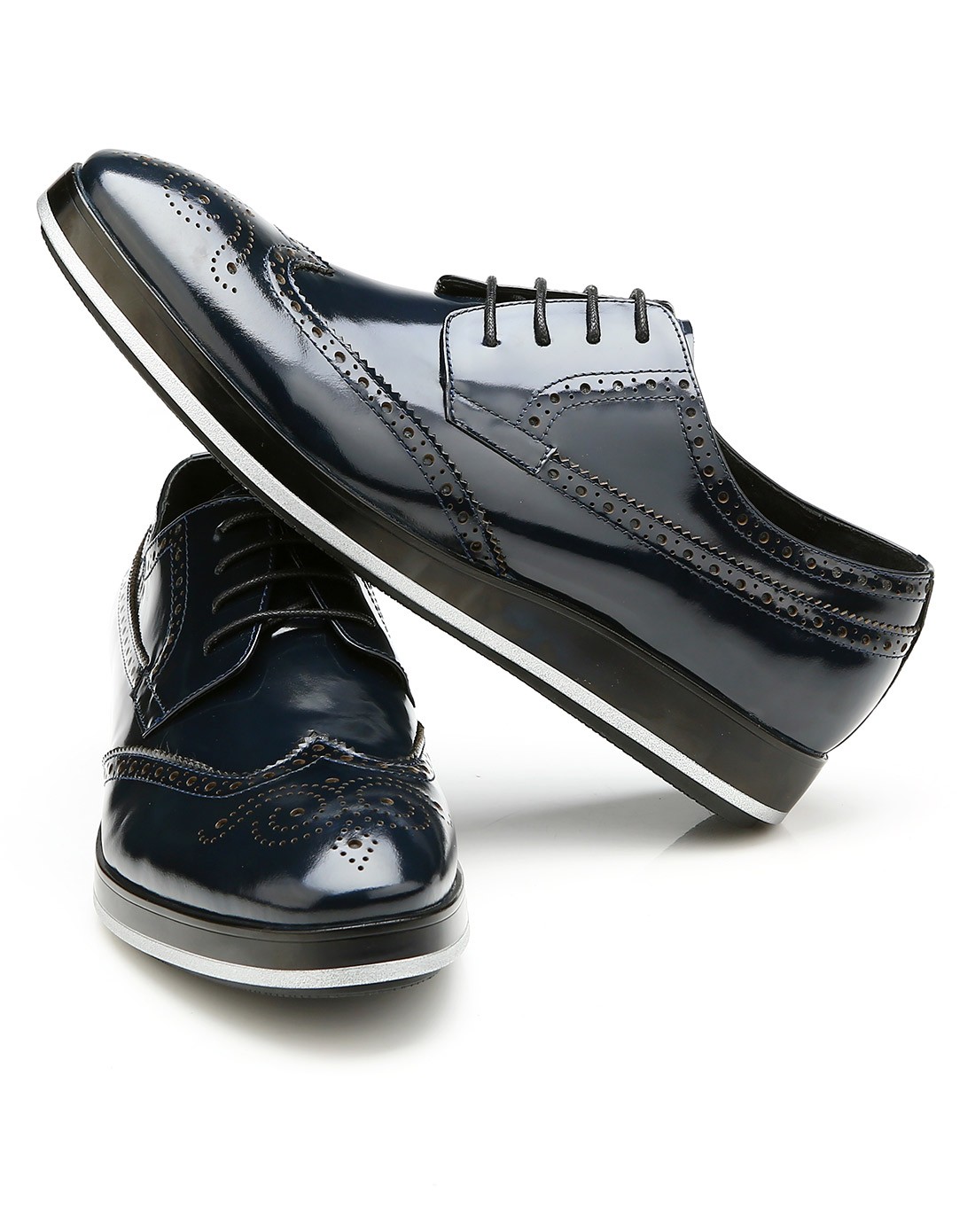 男款布洛克雕花漆光皮鞋