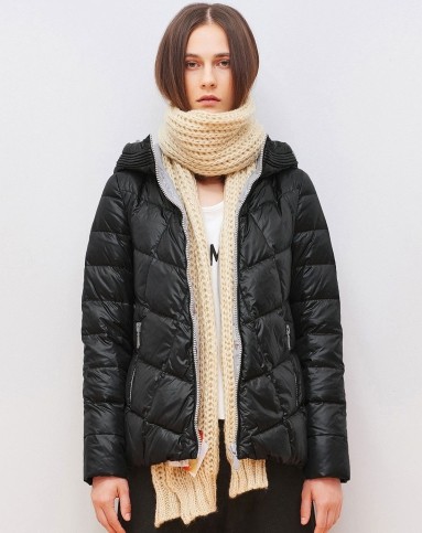 女款黑色连帽羽绒服