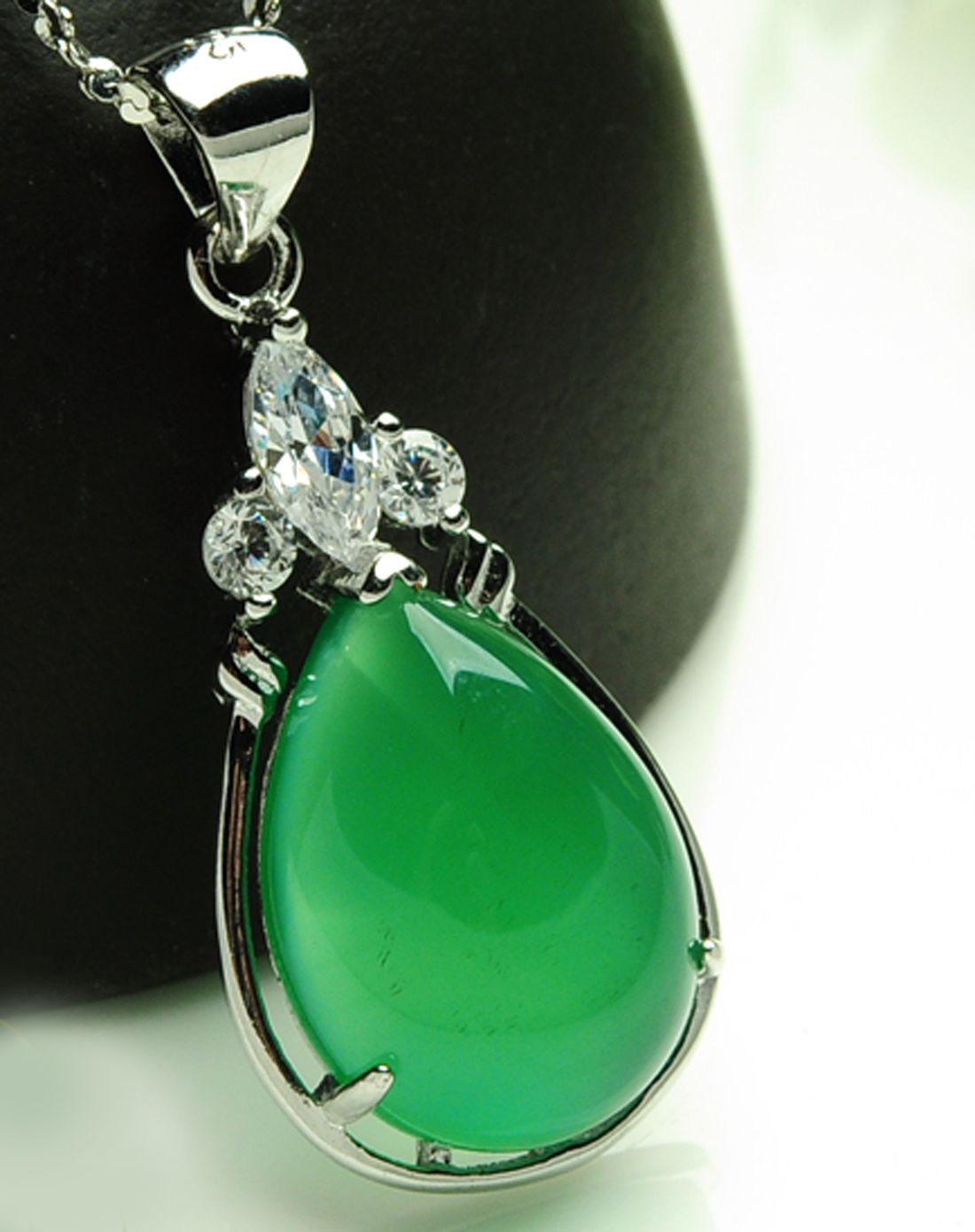 925银镶嵌玉髓水滴蛋面吊坠