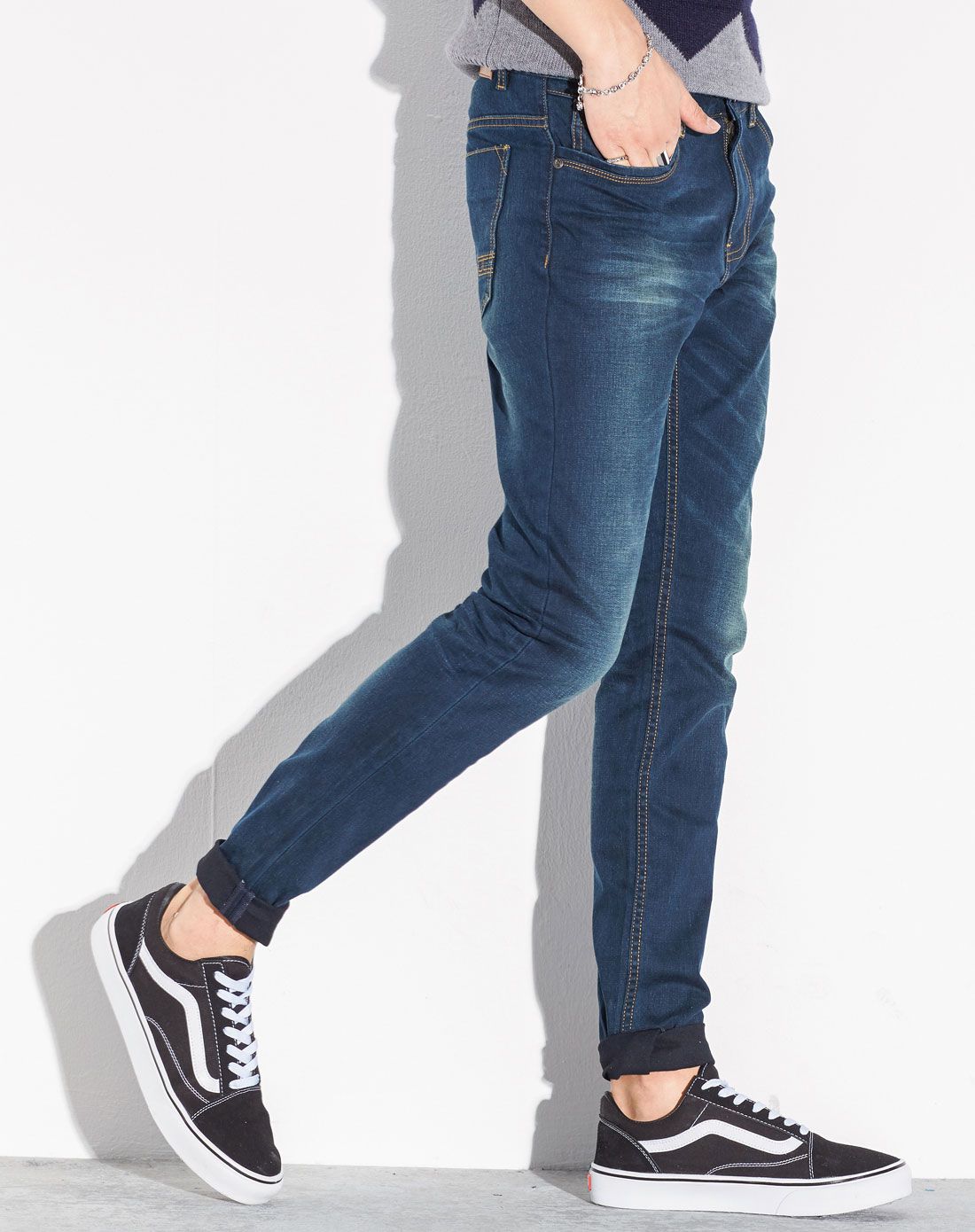 男款深宝蓝经典窄脚牛仔裤