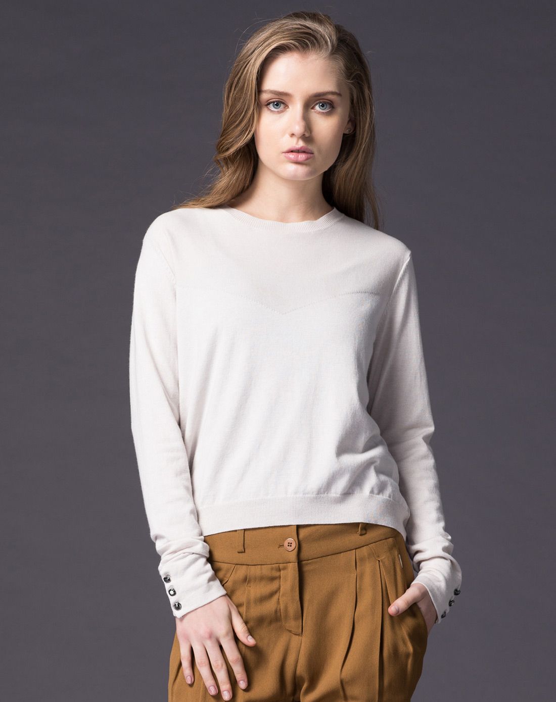 浅灰白色简洁舒适基本款长袖针织衫