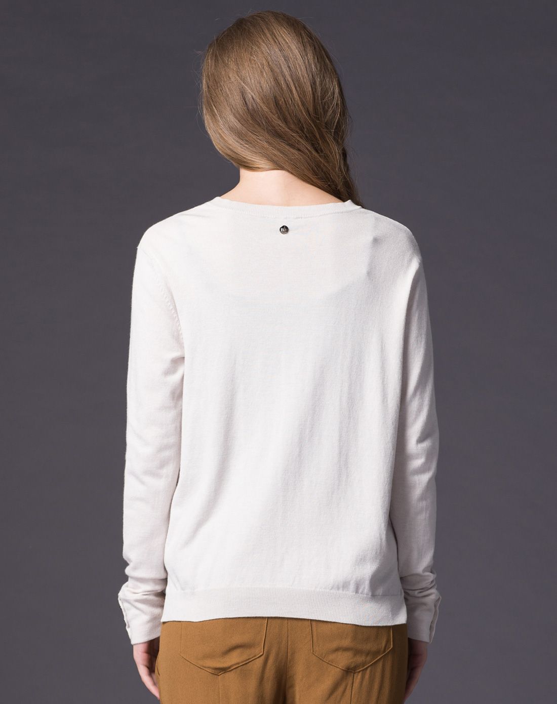 浅灰白色简洁舒适基本款长袖针织衫