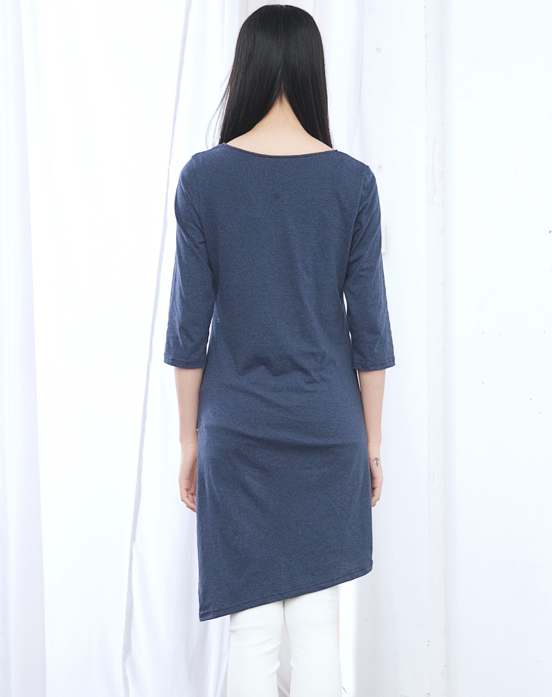 蓝色圆领中袖长款t恤