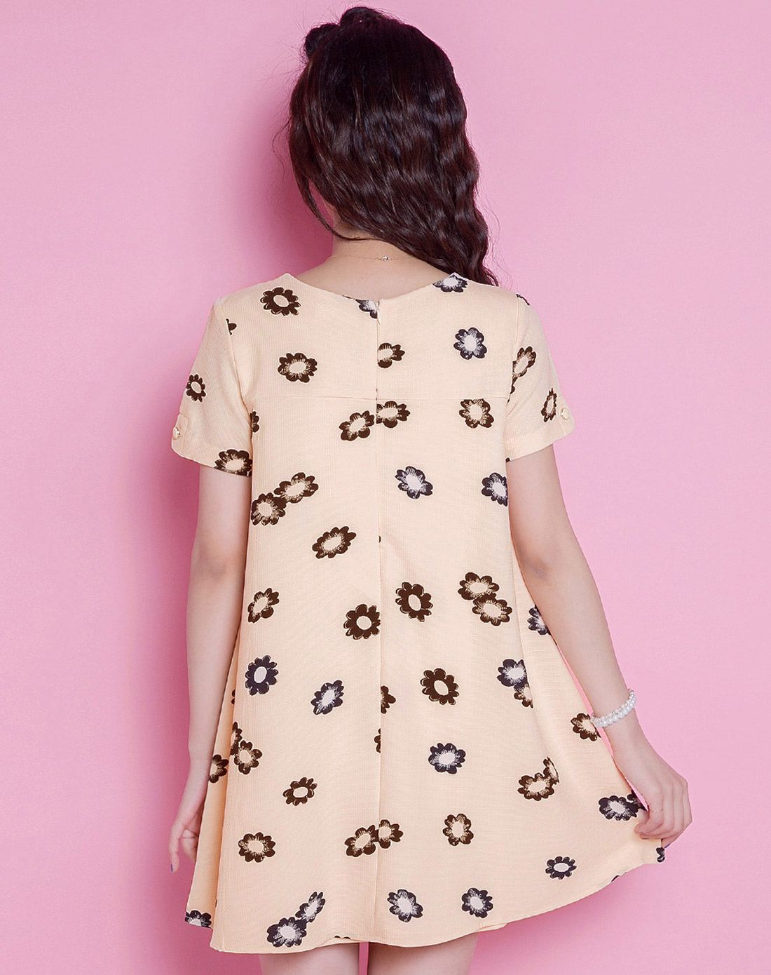 淡粉红肌理感面料花色连衣裙