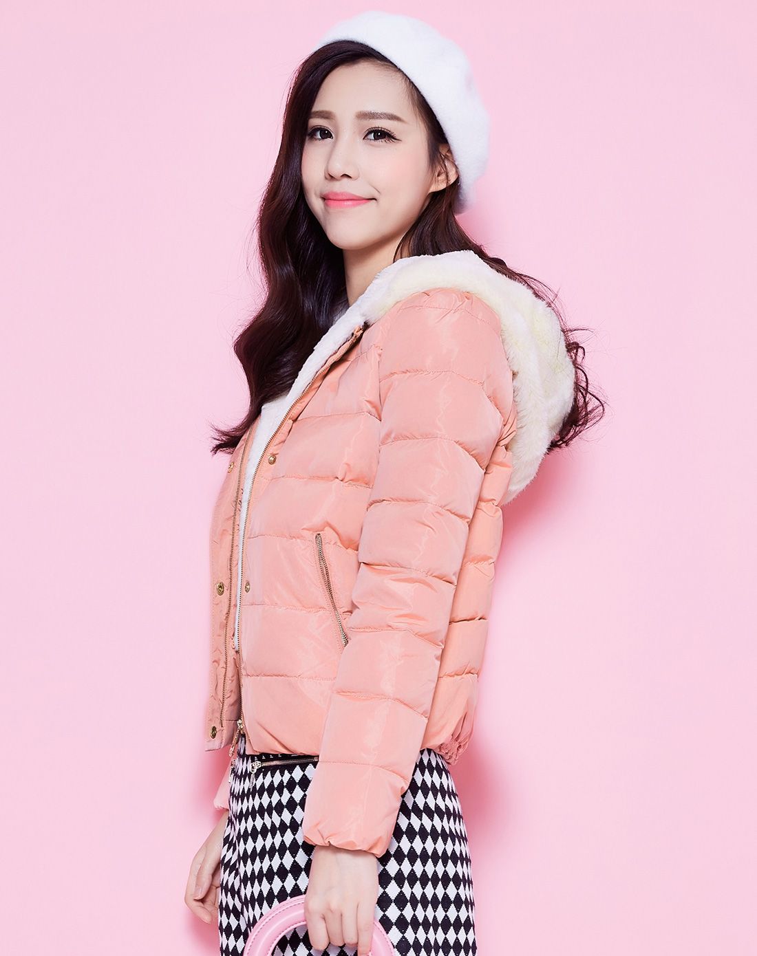 浅洋红连帽短款羽绒服