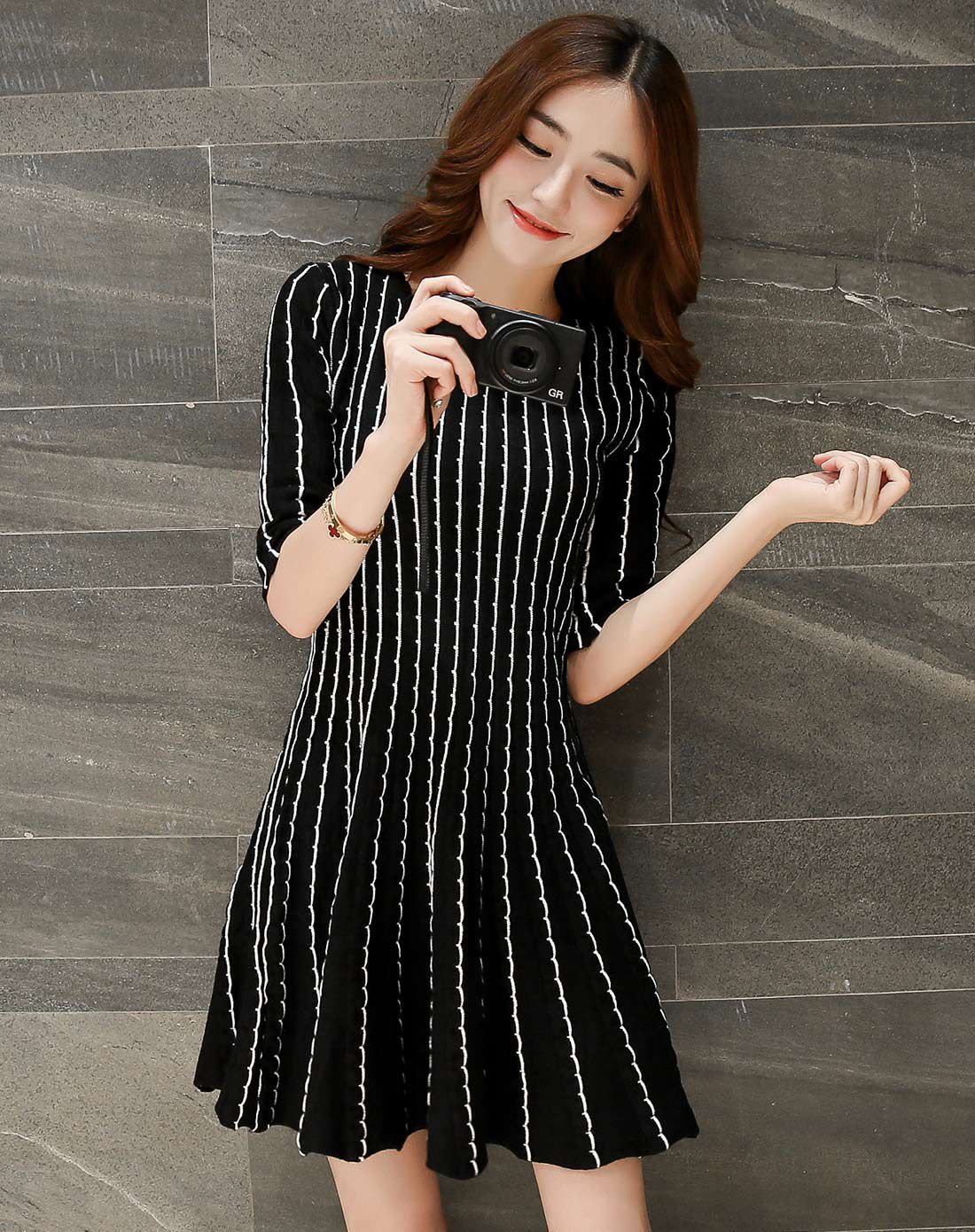 黑色圆领荷叶边修身中袖针织连衣裙